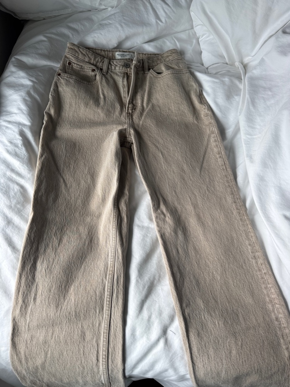 Abercrombie & Fitch Relaxed High-Rise Jeans - Light Beige (size 4S curve love)